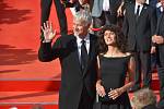 Americký herec, režisér, producent a hudebník Tim Robbins s partnerkou Gratielou Brancusiovou přicházejí 29. června 2018 po červeném koberci do hotelu Thermal na zahájení 53. ročníku filmového festivalu v Karlových Varech.