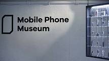 Unikátní Muzeum mobilních telefonů ve Velké Británii otevřelo. Více než 2100 modelů téměř čtyřicetileté historie mobilů lidé zatím najdou jen na internetu.