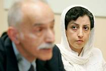 Letošní Nobelovu cenu za mír získala vězněná íránská aktivistka Narges Mohammadíová (na archivním snímu vpravo), která bojuje proti útlaku žen v Íránu a za dodržování lidských práv a svobodu pro všechny. 6. října 2023.