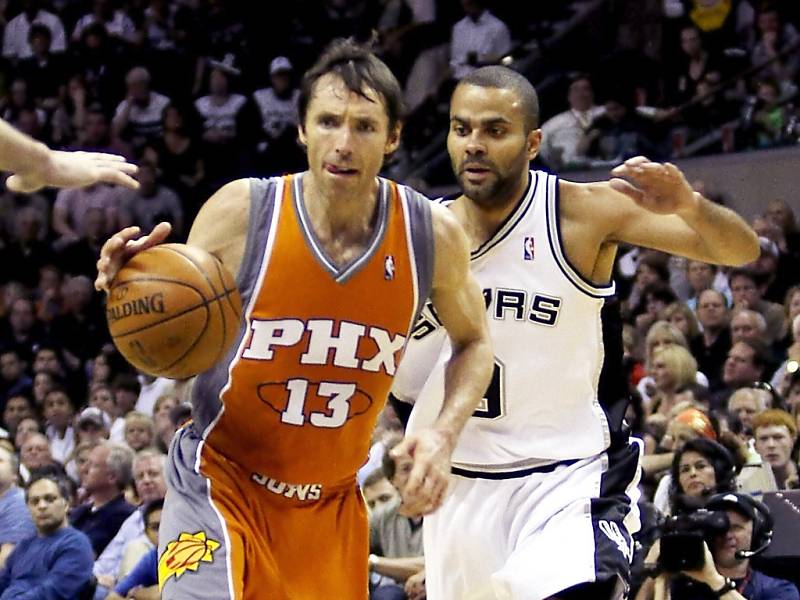 Ilustrační foto - Steve Nash z Phoenixu uniká v úvodním kole play off NBA Tonymu Parkerovi ze San Jose.