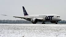 Na pražském Letišti Václava Havla 14. prosince poprvé přistál Boeing 787 Dreamliner, podle výrobce nejmodernější dopravní letadlo světa.