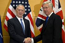 Americký ministr obrany Jim Mattis (vlevo) a britský ministr obrany Michael Fallon.