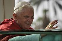 Papež Benedikt XVI. kyne věřícím.