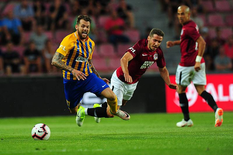 Fotbalové utkání Fortuna ligy mezi celky AC Sparta Praha a SFC Opava 21. července v Praze. Petr Zapalač vs. Alexandru Mihaita Chipciu.