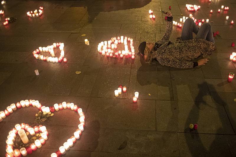 Lidé zapalovali svíčky na Václavském náměstí u příležitosti 31. výročí Sametové revoluce v Praze 17. listopadu.