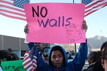 Protesty proti výstavbě zdi na mexických hranicích
