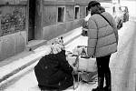 Život v obležení, Sarajevo, zima 1992-1993. Získat vodu znamenalo absolvovat nebezpečnou výpravu s těžkým nákladem zledovatělými ulicemi pod palbou ostřelovačů