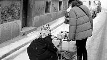 Život v obležení, Sarajevo, zima 1992-1993. Získat vodu znamenalo absolvovat nebezpečnou výpravu s těžkým nákladem zledovatělými ulicemi pod palbou ostřelovačů
