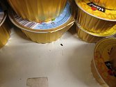 Myší trus mezi balenými i nebalenými potravinami a další hygienické prohřešky našla v pondělí Státní zemědělská a potravinářská inspekce (SZPI) v prodejně potravin A Ton Tan ve Starém Hradišti na Pardubicku.