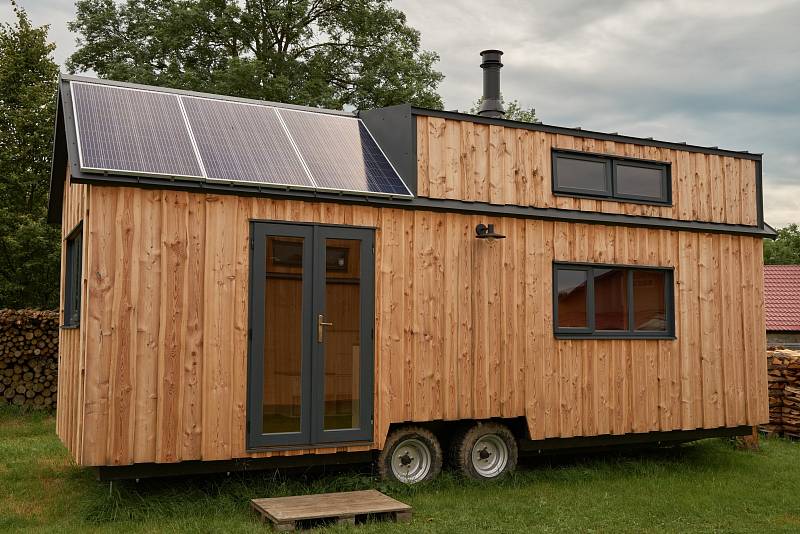 Od maringotky se tiny house odlišuje tím, že má ještě spací loft nahoře