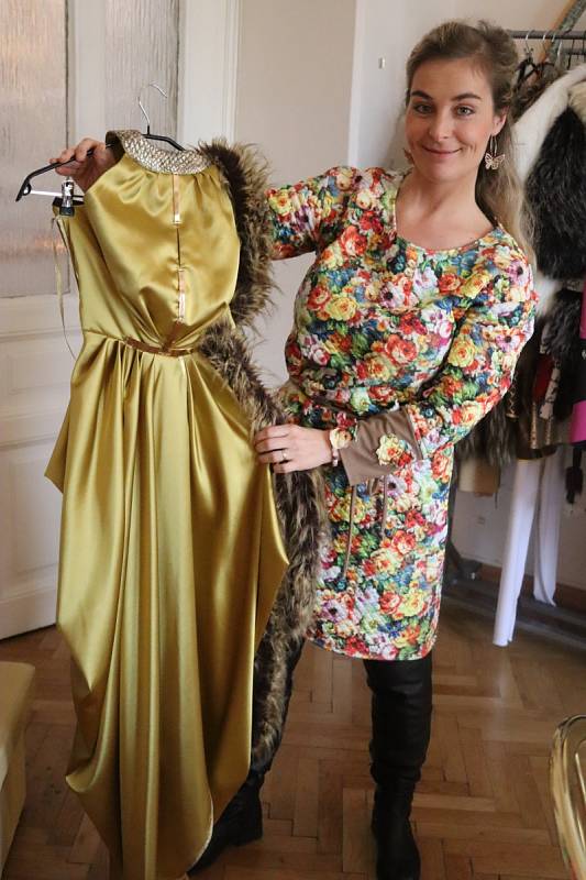 Pavla Sýkorová Michalíková podniká jako módní návrhářka a stylistka, pořádá i různé kreativní kurzy šití