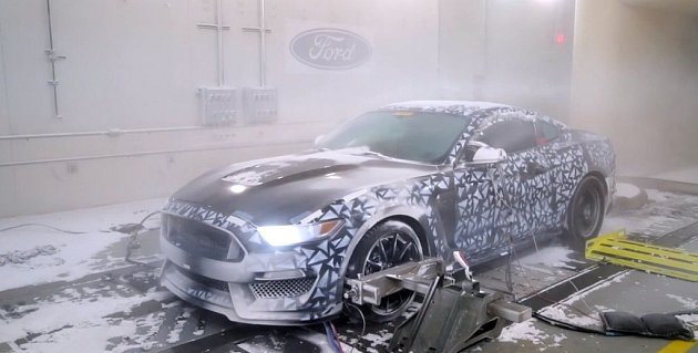 Testování nového Fordu Mustang v extrémních podmínkách.