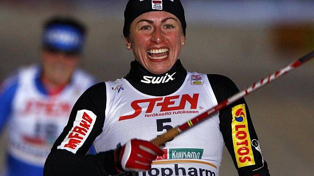 Polka Justyna Kowalczyková se raduje z vítězství ve sprintu ve finském Kuusamu.