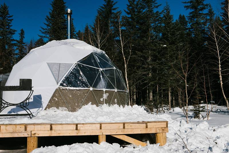 Někdy lze glamping praktikovat i v zimních měsících. Sledovat sněžnou vánici skrz průhlednou plachu v teple domova