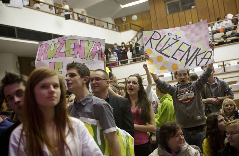 Finále jubilejního 20. ročníku soutěže o nejoblíbenějšího učitele Zlatý Ámos proběhla 22. března v Praze. Vítězkou se stala učitelka Růžena Hlůšková ze ZŠ Kunovice.