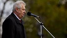 Položením věnce u jezdecké sochy Jana Žižky na pražském Vítkově zahájil prezident Miloš Zeman oslavy 95. výročí vzniku samostatného Československa. 