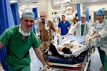 Zvýšený počet útoků povstalců v poslední době v afghánském hlavním městě Kábulu a jeho okolí přinesl více práce českému chirurgickému týmu na vojenské základně KAIA.