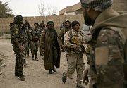 Příslušníci arabsko-kurdské koalice SDF během obléhání východosyrské vesnice Baghúz obsazené Islámským státem