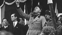 Mussolini v roce 1930, pronášející svůj typicky prožívaný projev