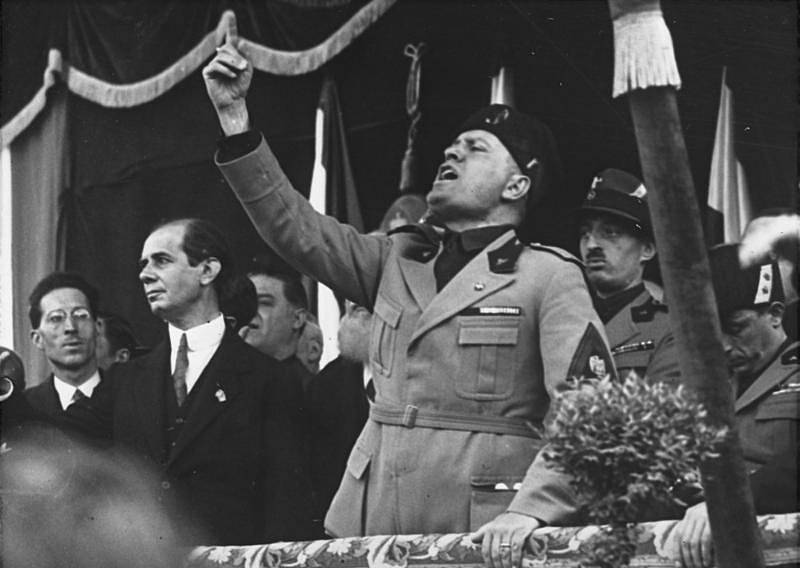 Mussolini v roce 1930, pronášející svůj typicky prožívaný projev