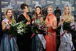 Na snímku zleva druhá vicemiss Kristýna Kubíčková, Iva Kubelková, patronka soutěže, Česká Miss 2016 Andrea Bezděková, Marcela Krplová, ředitelka České Miss, první vicemiss Natálie Kotková.