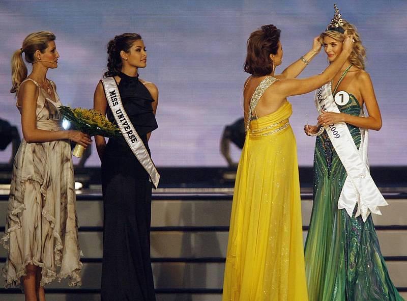 Michaela Maláčová dekoruje novou Českou Miss 2009