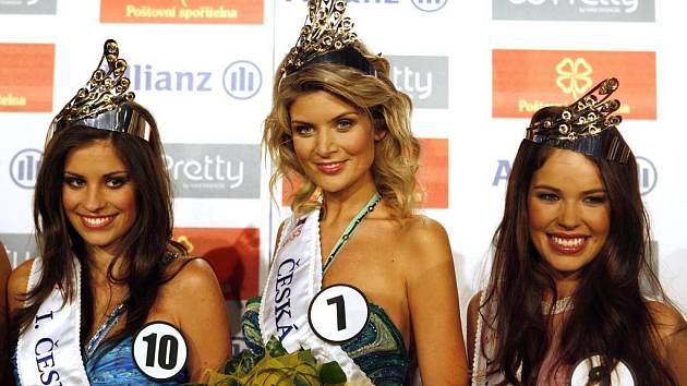 Pětadvacetiletá Iveta Lutovská z Třeboně (uprostřed) se stala Českou Miss 2009. 1. Českou Vicemiss byla vyhlášena osmnáctiletá Tereza Budková ze Sezimova Ústí (vlevo) a 2. Českou Vicemiss se stala osmnáctiletá Zina Šťovíčková z Nového Boru.