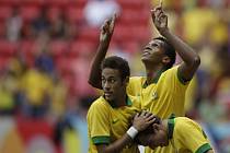 Brazilští "kanárci" (zleva) Neymar, Jo a Bernard se radují z gólu proti Austrálii.