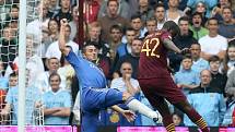 Kanonýr Manchesteru City Yaya Touré (vpravo) se prosazuje přes Franka Lamparda z Chelsea v anglickém Superpoháru.