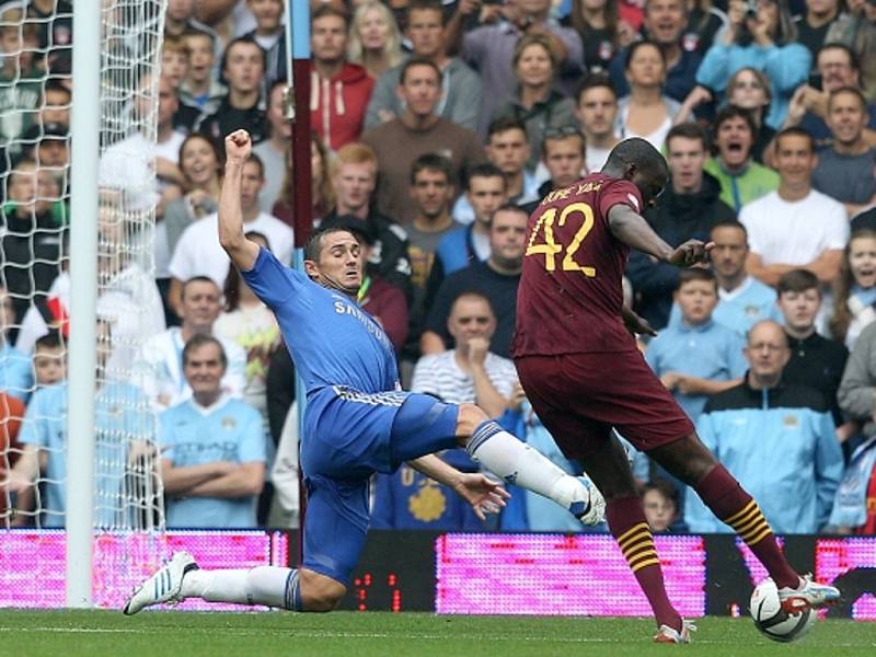 Kanonýr Manchesteru City Yaya Touré (vpravo) se prosazuje přes Franka Lamparda z Chelsea v anglickém Superpoháru.