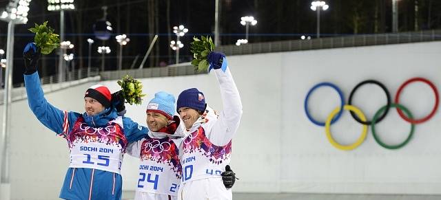 Biatlonista Jaroslav Soukup (vpravo) nestačil na OH v Soči ve sprintu jen na vítězného Oleho Einara Björndalena (uprostřed) a druhého Dominika Landertingera.