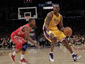 Hvězda Los Angeles Lakers Kobe Bryant (vpravo).