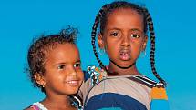 Malé holčičky jsou již od malička drženy zkrátka. U beduínů je to často volnější, kdyby ale začaly chodit do školy, měly by dodržovat „oblékací kodex“.