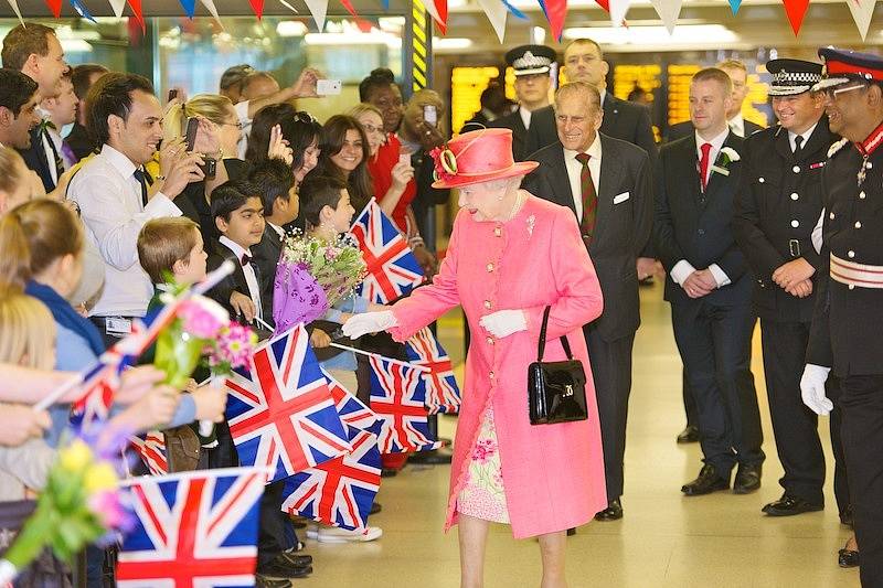 Britská královna Alžběta II. je málokdy k vidění bez černé kabelky. Kabelka má ovšem hlubší význam, královna jejím prostřednictvím vysílá signály personálu. Třeba když se nudí, přeloží ji z jedné ruky do druhé.