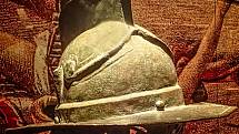 Římská gladiátorská přilba nalezená v gladiátorských kasárnách v Pompejích 1. století n. l.