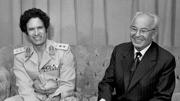 Muammar Kaddáfí s československým prezidentem Gustávem Husákem při oficiální návštěvě Československa v roce 1982