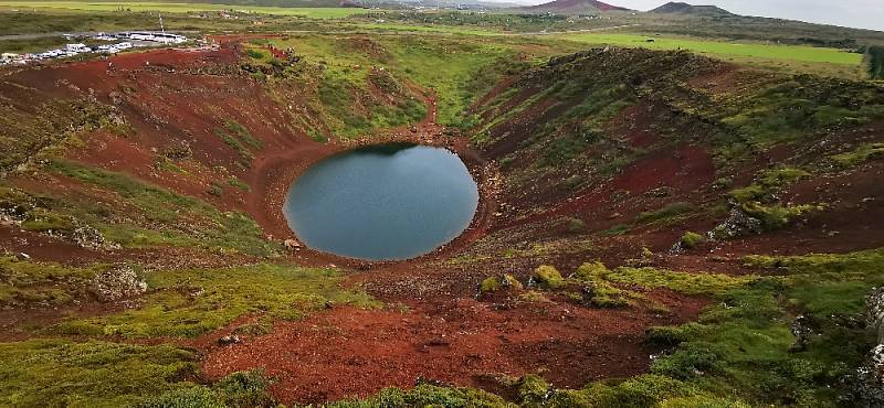 Kráter s jezerem Kerjd