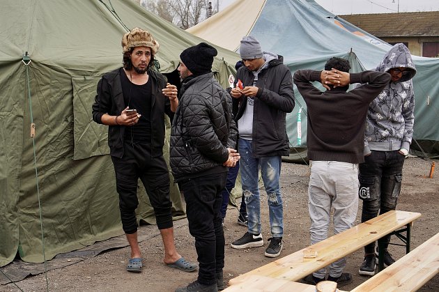 Stanový tábor pro migranty ve slovenských Kútech, nedaleko českých hranic. Je pro běžence zastávkou na cestě do Německa. Má kapacitu dvě stě lidí.