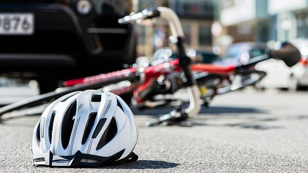 Odborníci doporučují cyklistům, aby si před jízdou nasadili přilbu. Nehoda s pádem na hlavu může totiž skončit fatálně