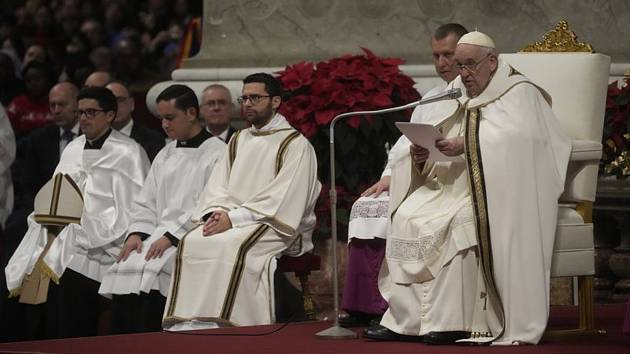 Papež František (vpravo) slouží štědrovečerní mši ve Svatopetrské bazilice ve Vatikánu, 24. prosince 2022