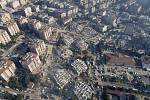 Pohled na budovy zřícené při zemětřesení v tureckém městě Hatay, 9. února 2023