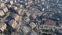 Pohled na budovy zřícené při zemětřesení v tureckém městě Hatay, 9. února 2023