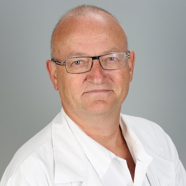 MUDr. Pavel Diblík je primářem Oční kliniky 1. Lékařské fakulty Univerzity Karlovy a Všeobecné fakultní nemocnice Praha.
