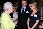 Rowana Atkinsona zná každý, tedy i celá britská královská rodina. S řadou z nich se oblíbený Mr. Bean setkal. S královnou Alžbětou II. to bylo v roce 2012 a nebyl sám. Přízně  Jejího Veličenstva si užívala i herečka Gillian Anderson.
