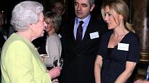 Rowana Atkinsona zná každý, tedy i celá britská královská rodina. S řadou z nich se oblíbený Mr. Bean setkal. S královnou Alžbětou II. to bylo v roce 2012 a nebyl sám. Přízně  Jejího Veličenstva si užívala i herečka Gillian Anderson.