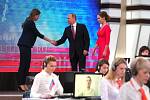 Vladimir Putin přichází do televizního studia. S volajícími i lidmi ve studiu letos diskutoval již popatnácté.