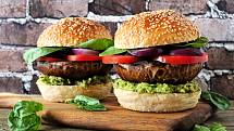 Maso na hamburger by mělo být umleté spíše hrubě, aby při konzumaci vynikla jeho chuť a konzistence.