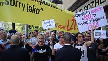 Lidé demonstrují před budovou Českého rozhlasu proti premiéru Andreji Babišovi. Ten přišel uctít památku padlých v srpnu 1968.