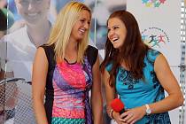 V soukromí kamarádky, na kurtu rivalky. Wimbledonská šampionka Petra Kvitová (vlevo) a Lucie Šafářová.