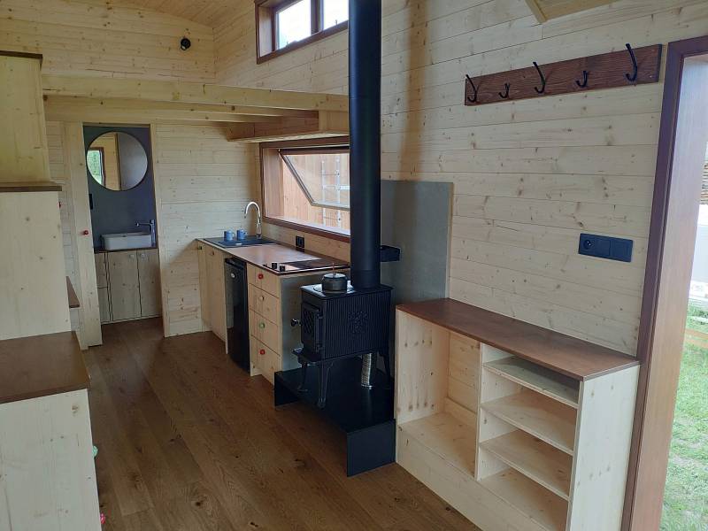 Od maringotky se tiny house odlišuje tím, že má ještě spací loft nahoře